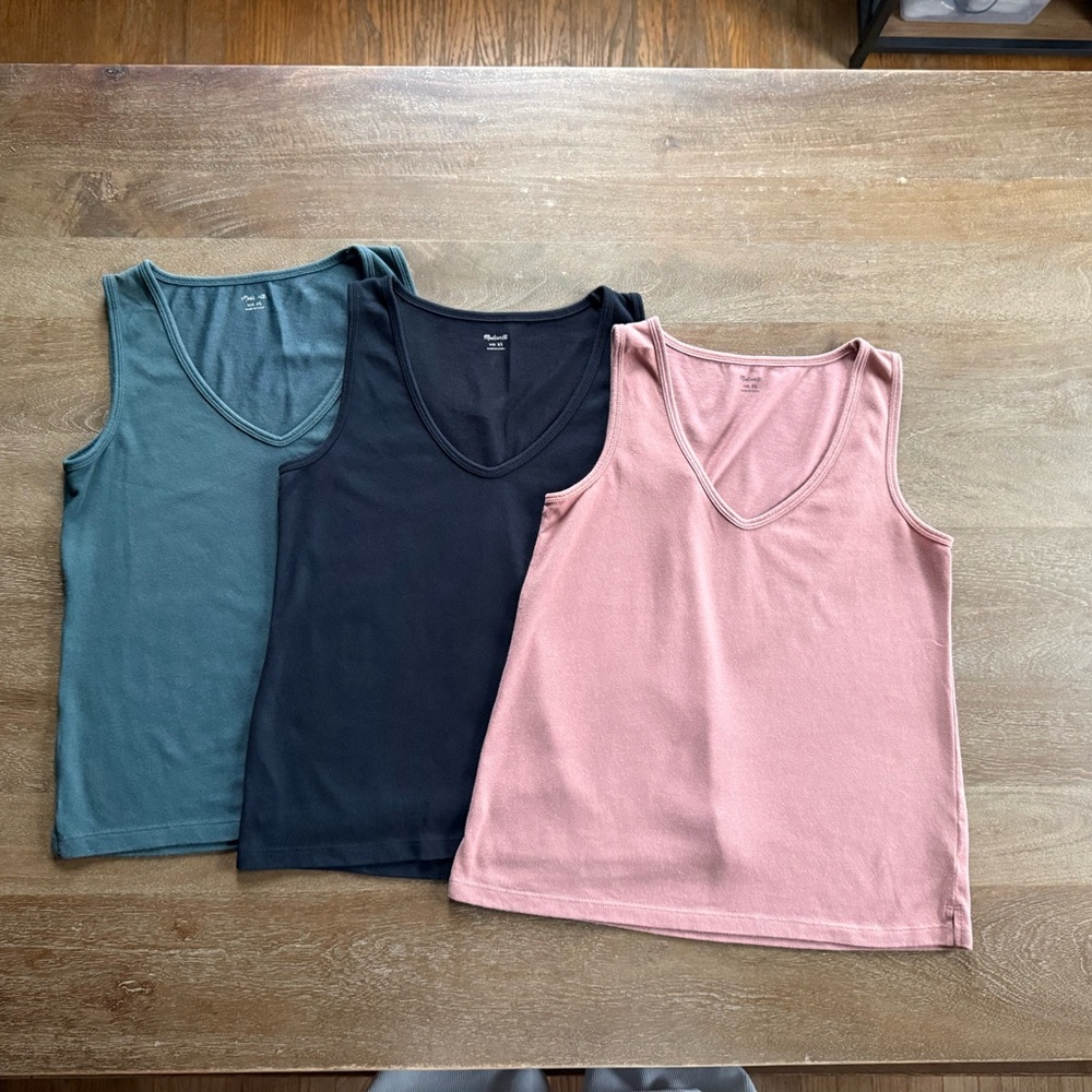 βοΈ Madewell | Bundle of 3 β’ V-Neck Tank Tops - Picture 2 of 13